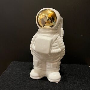 Chive White and Gold Astronaut Vase Figurine